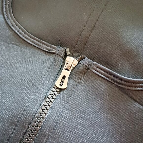 Size Large Women's Work Out Full Zip Vest - Picture 10 of 10